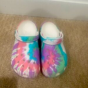 Crocs tie dye pastel